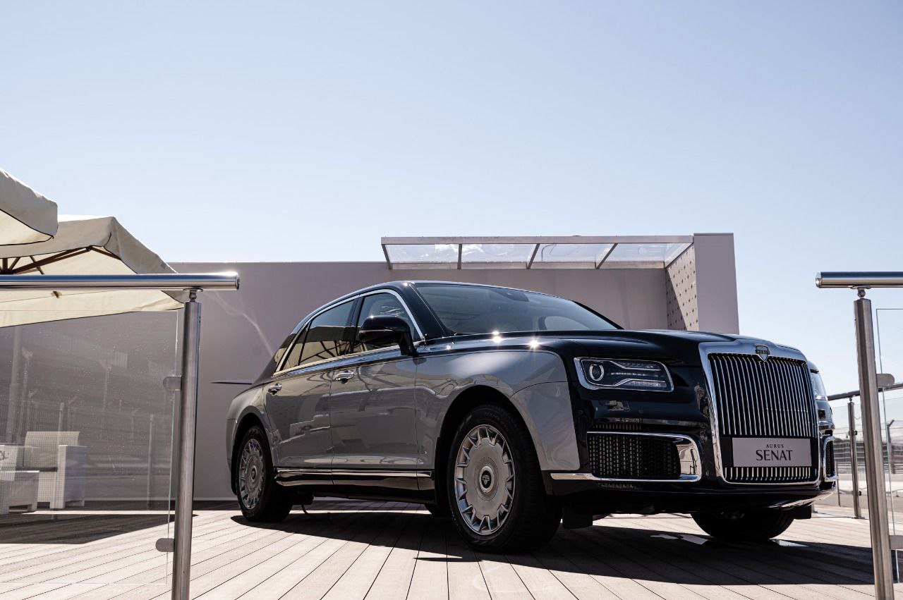 На Гран-При Формулы-1 в Сочи представлена первая двухцветная модель AURUS Senat